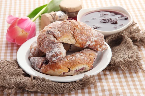 Smak croissanter på plattan och sylt på tableclot — Stockfoto