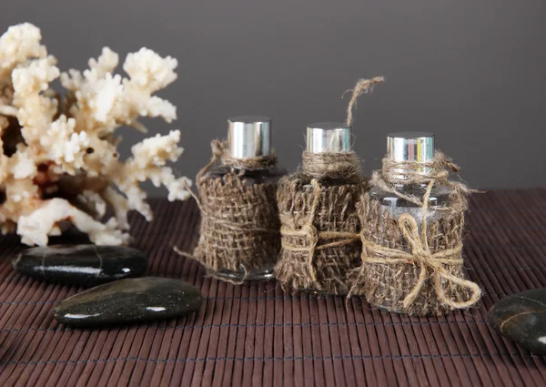 Lázně olej na bambusové rohoži na světlé pozadí — Stock fotografie