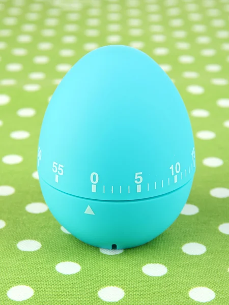 蓝色的煮蛋计时器，在彩色背景上 — 图库照片