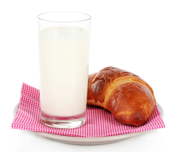 Croissant e bicchiere di latte isolato su bianco — Foto Stock