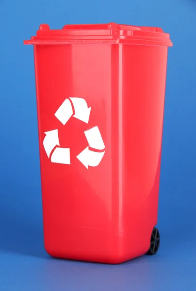 Coș de reciclare pe fundal albastru — Fotografie, imagine de stoc