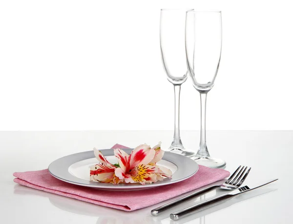 Cenário de mesa festiva com flores isoladas em branco — Fotografia de Stock