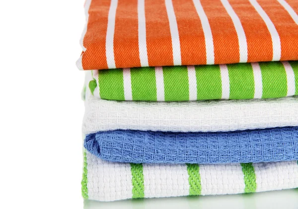 Кухонные полотенца разных цветов изолированы на белом — стоковое фото