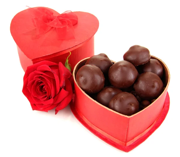 Dulces de chocolate en caja de regalo, aislados en blanco —  Fotos de Stock