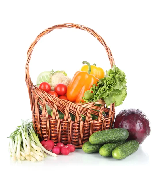 白で隔離される枝編み細工品バスケットで新鮮な野菜 — ストック写真