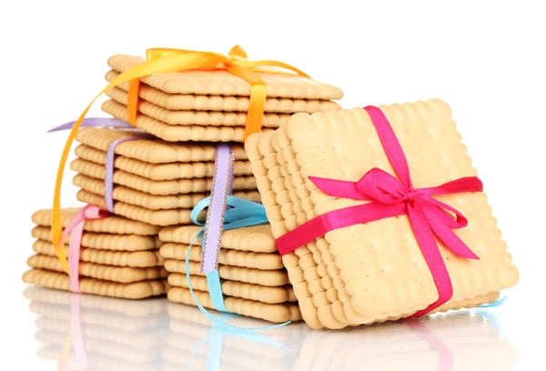 Zoete koekjes gebonden met kleurrijke linten geïsoleerd op wit — Stockfoto