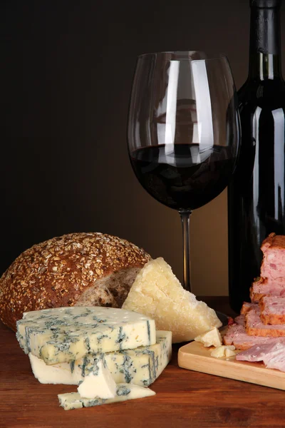 Utsökta stilleben av vin, ost och kött produkter — Stockfoto