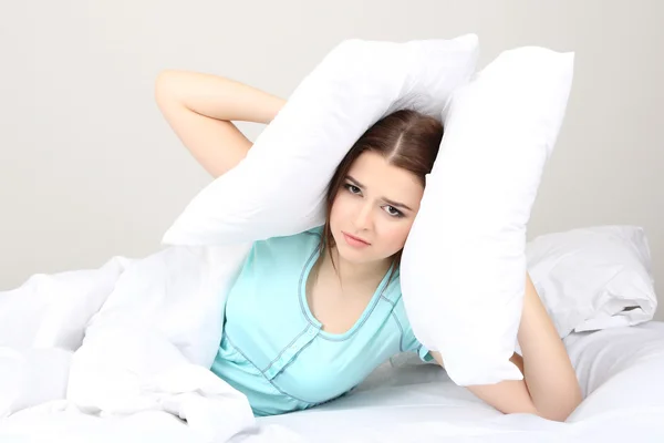 Schöne junge Frau im Bett — Stockfoto