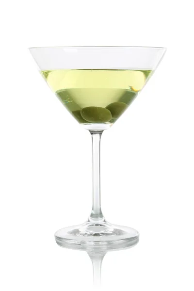 Vidro Martini com azeitonas isoladas a branco — Fotografia de Stock