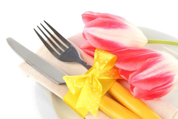 Накрытие праздничного стола с тюльпанами, изолированными на белом — стоковое фото
