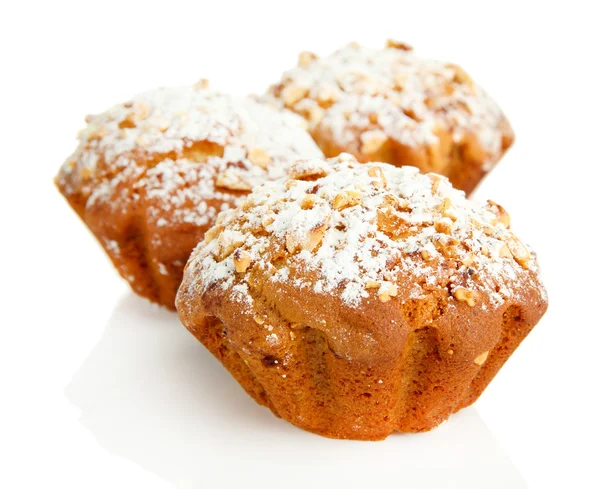 Gâteaux de muffins savoureux au sucre en poudre, isolés sur blanc — Photo