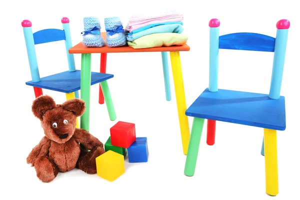 Kleiner und bunter Tisch und Stühle für kleine Kinder isoliert auf weiß — Stockfoto