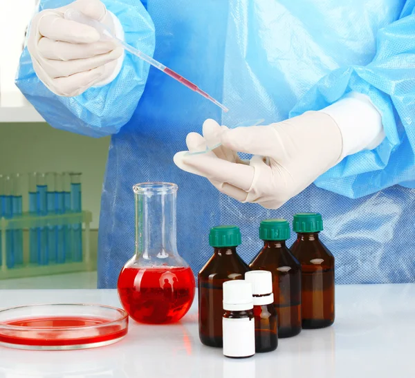 Cientista realizando pesquisa em laboratório de perto — Fotografia de Stock