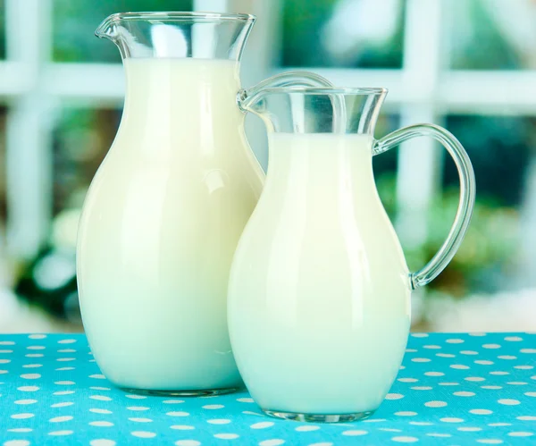 Кувшины молока на столе в номере — стоковое фото