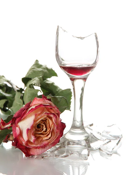 Bicchiere da vino rotto con rosa secca isolato su bianco — Foto Stock