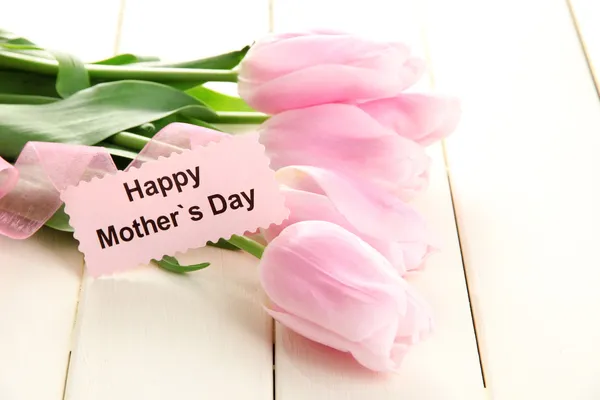 Mooi boeket van roze tulpen voor Mother's Day op witte houten achtergrond — Stockfoto