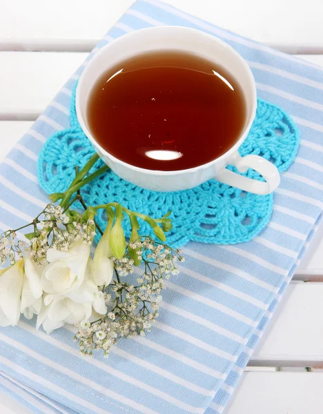 Vackra komposition med kopp te och blommor på trä picknick bord närbild — Stockfoto