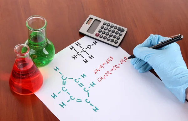 Scientifique main écrivant des formules — Photo