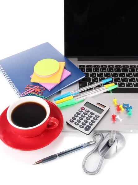 Laptop mit Schreibwaren und Tasse Kaffee isoliert auf weiß — Stockfoto