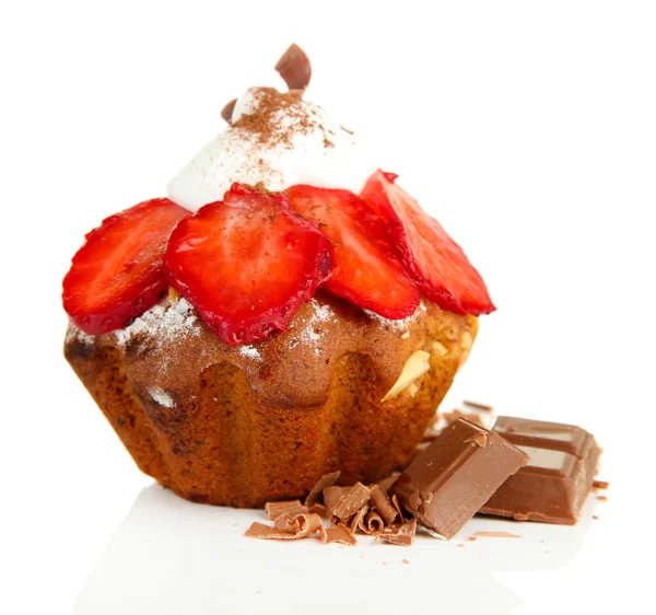 Torta di muffin saporita con fragole e cioccolato, isolata su bianco — Foto Stock