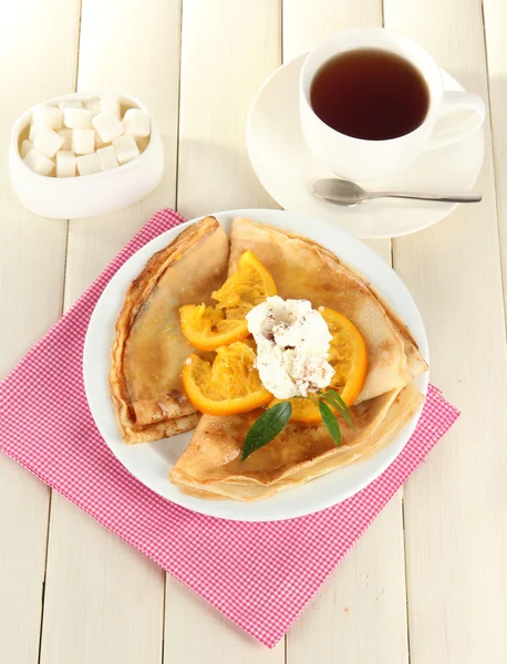 Pfannkuchen mit Orange auf Holztisch — Stockfoto