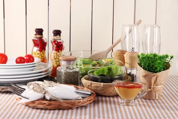 Ajuste de mesa sobre mantel a cuadros sobre fondo de madera — Foto de Stock