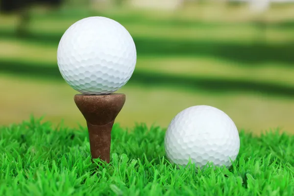 Pelotas de golf en la hierba al aire libre de cerca —  Fotos de Stock