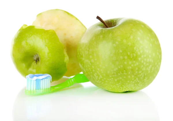 Яблоки с зубной щеткой изолированы на белом — стоковое фото