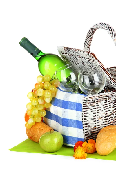 Picknickkorb mit Früchten und einer Flasche Wein, isoliert auf weiß — Stockfoto