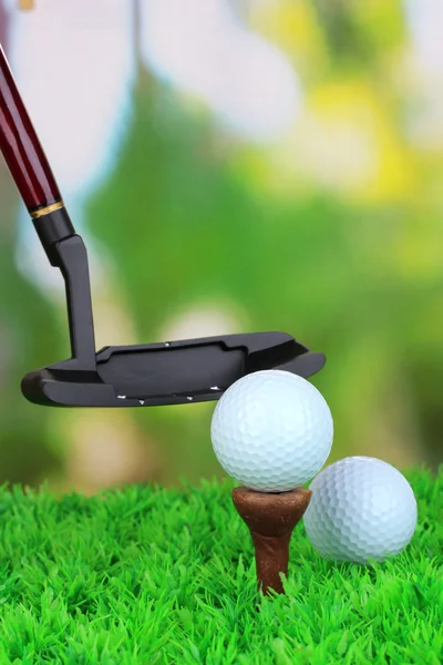 Golf topu ve sürücü yeşil çim açık üzerinde kapat — Stok fotoğraf