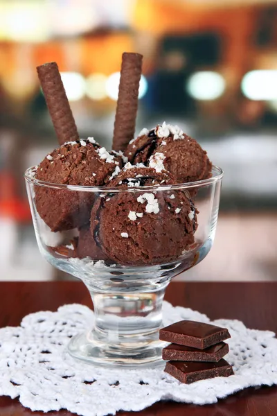 Delicioso helado en la mesa en la cafetería —  Fotos de Stock