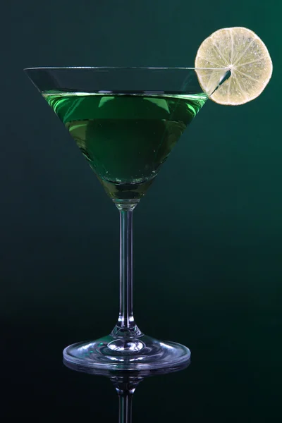 Cóctel verde con lima sobre fondo verde oscuro — Foto de Stock