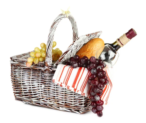 Panier pique-nique avec raisin et bouteille de vin, isolé sur blanc — Photo
