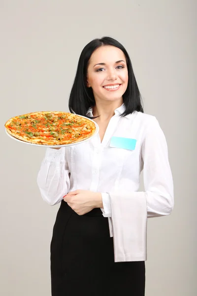 Garçom menina bonita com pizza isolada em branco — Fotografia de Stock