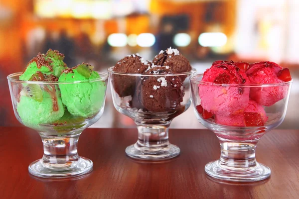 Delicioso helado en la mesa en la habitación —  Fotos de Stock