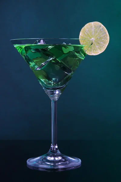 Green cocktail with lime on dark green background — Stock Photo, Image