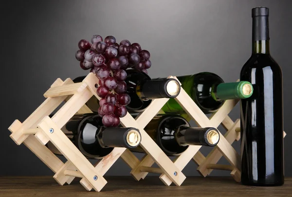 Palack bor forgalomba hozott fa állvány-szürke háttér — Stock Fotó