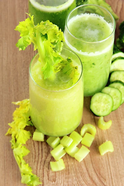 Vasos de jugo de verdura verde sobre fondo de madera —  Fotos de Stock