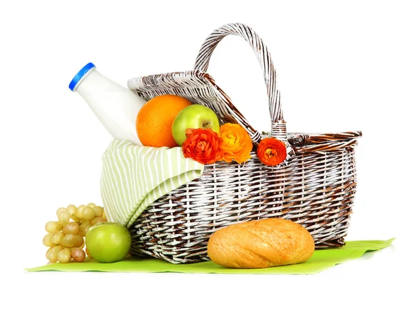 Cesto de piquenique com frutas e garrafa de leite, isolado em branco — Fotografia de Stock