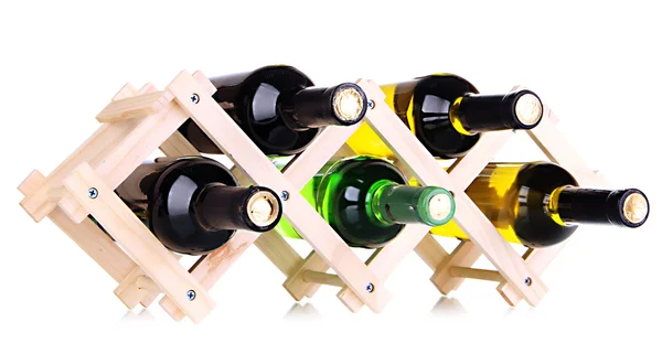 Lahví vína na dřevěný stojan izolovaných na bílém — Stock fotografie