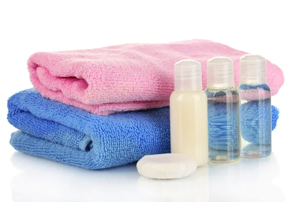 Hotel garrafas cosméticas com toalha isolada em branco — Fotografia de Stock