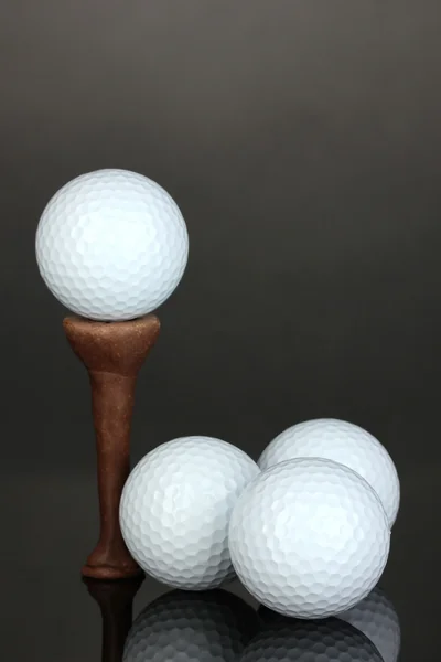 Bolas de golfe no fundo cinza — Fotografia de Stock