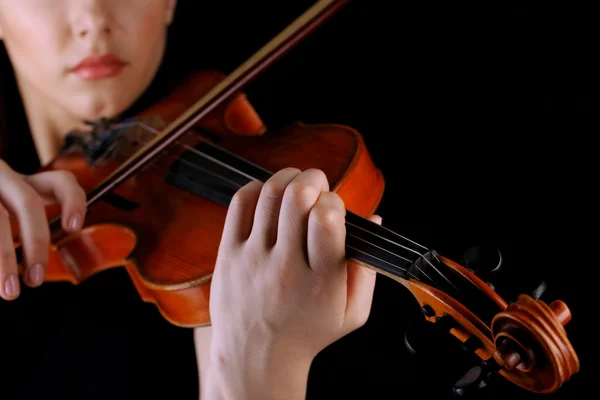 Musicien jouant du violon sur fond noir — Photo