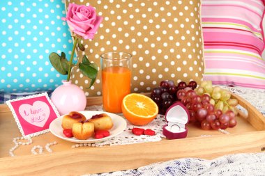 Sevgililer günü yakın çekim üzerinde yatakta kahvaltı