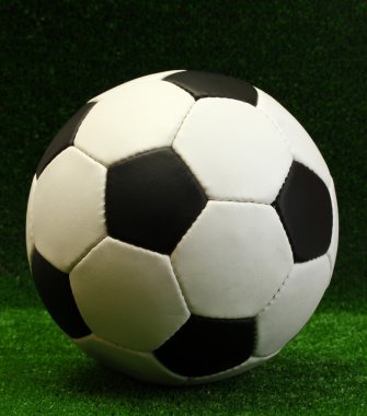 yapay yeşil çim futbol topu