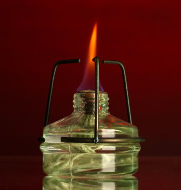 spiritlamp kırmızı zemin üzerine