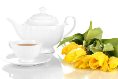 çay seti ve üzerinde beyaz izole laleler