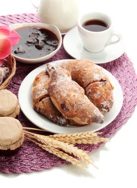 Whit üzerinde izole ışık lezzetli bir kahvaltı,