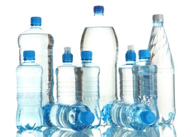 farklı su şişeleri üzerinde beyaz izole