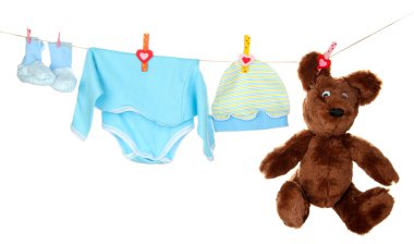 Bebek giysileri üzerinde beyaz izole clothesline üzerinde asılı